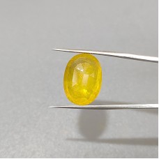Yellow sapphire (pukhraj) 11.75 Carats / 12.92 Ratti